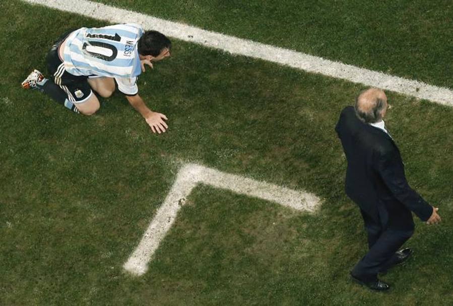 Messi a terra nei pressi della propria panchina, pronto a rientrare in campo. AP